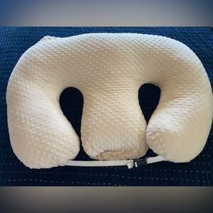 EUC Twin Z pillow w/ cream cover